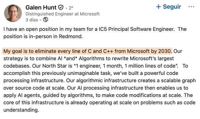 Captura de una publicación en LinkedIn de Galen Hunt, Distinguished Engineer en Microsoft. En el texto anuncia una posición abierta para Principal Software Engineer (IC5) en Redmond y explica su objetivo de eliminar todo el código C y C   de Microsoft para 2030, utilizando una combinación de inteligencia artificial y algoritmos para reescribir grandes bases de código a escala.