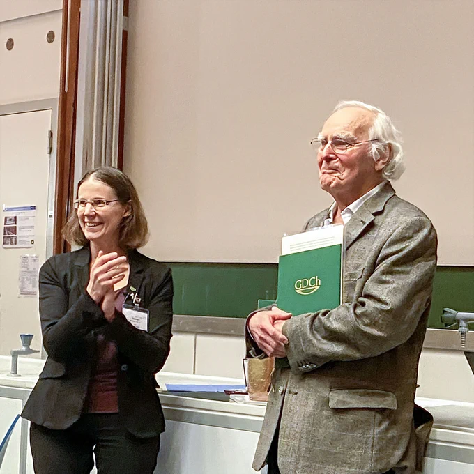 Henning Hopf at the presentation of the Primo Levi Award by GDCh President Stefanie Dehnen at the Chemiedozententagung in March 2024 in Aachen · photo by Eva E. Wille