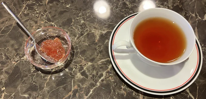 「会長のおすすめЧай(チャイ)(ノンアル)」です
まずは何もせずに紅茶を飲み次にいちごジャムを混ぜてのみそしていちごジャムを舐めて飲み最後にきのこの山を食べるという何段階楽しめるのかというものでした笑
とても紅茶といちごジャムの相性がよく美味しくいただけました！