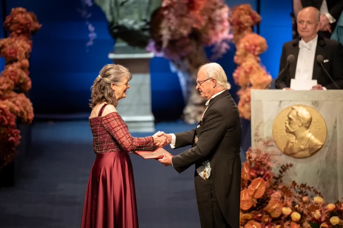 Mary shaking hands while getting her award