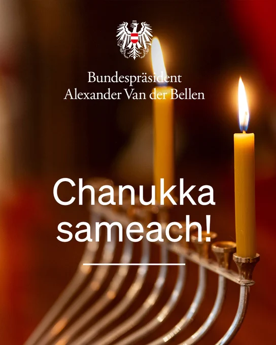 Chanukkia mit brennenden Kernzen, darüber steht "Chanukka sameach!" 