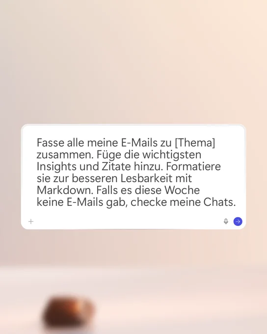 Text lautet: "Fasse alle meine E-Mails zu [Thema] zusammen. Füge die wichtigsten Insights und Zitate hinzu. Formatiere sie zur besseren Lesbarkeit mit Markdown. Falls es diese Woche keine E-Mails gab, checke meine Chats."