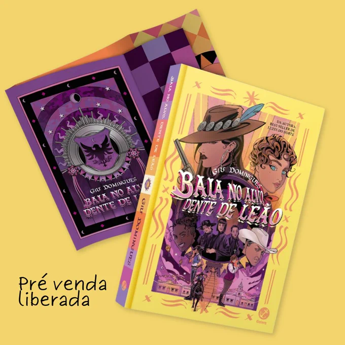 Dois livros de capa dura da autora Giu Domingues, intitulados "Baia No Alvo Dente De Leão", estão dispostos sobre um fundo amarelo liso.
Livro da direita (Capa Principal): Capa amarela vibrante com ilustrações em estilo cartoon. Na parte superior, lê-se "DA AUTORA BEST-SELLER GÊMEAS DO NORTE". O título principal, "BAIA NO ALVO DENTE DE LEÃO", está em letras maiúsculas vermelhas sobre o nome da autora, "GIU DOMINGUES", em preto. A ilustração mostra, no topo, uma mulher com chapéu de caubói e um rifle, e uma mulher de cabelo cacheado. Abaixo, há um grupo de personagens, incluindo pessoas a cavalo e um fundo que parece ser uma cidadezinha do interior. No canto inferior direito, o selo "Galera".
Livro da esquerda (Capa Alternativa): Capa predominantemente roxa e preta, com estilo mais gótico/místico. O título e nome da autora aparecem no rodapé. O centro apresenta um escudo estilizado com um falcão no meio, rodeado por luas, estrelas e outros símbolos