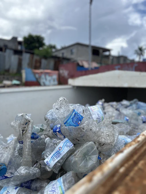 Bouteilles d’eau acceptées : petites ou grandes, propres ou sales. Il suffit qu’elles soient vides et bien pressées.