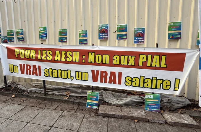 Banderole avec l’inscription « Pour les AESH : Non aux PIAL. Un Vrai statut, un vrai salaire »