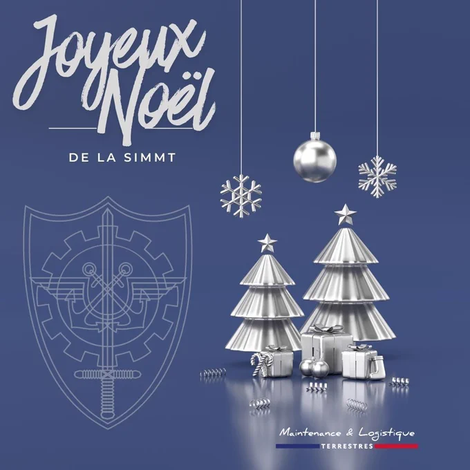 Carte de vœux sur fond bleu avec l'inscription 'Joyeux Noël de la SIMMT'. Deux sapins de Noël argentés, des boules et flocons de neige métalliques suspendus, ainsi que des cadeaux emballés et des petites décorations sont présents au centre de l'image. À gauche, un écusson transparent est visible en arrière-plan. En bas à droite, le texte 'Maintenance & Logistique Terrestres' est écrit en blanc, bleu et rouge.