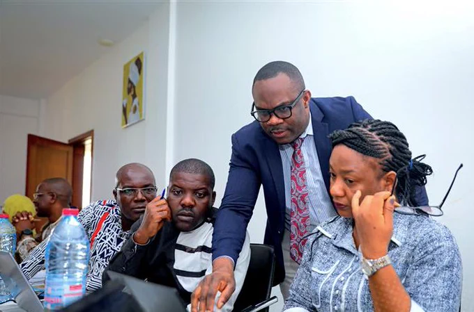 Photo of Dr Chris Nnanatu supporting hybrid census workshop participants.