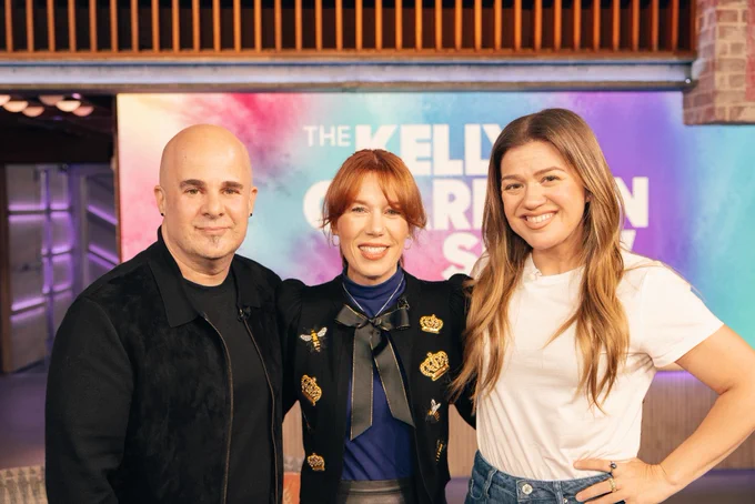 Image of Rhonda, Jason, and Kelly on set of The Kelly Clarkson Show.