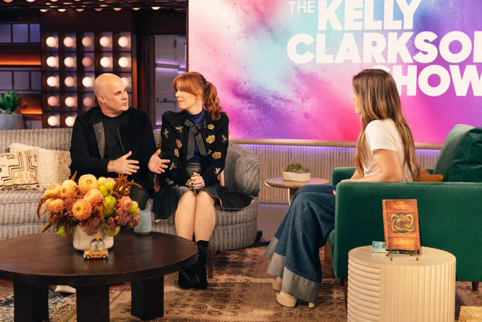 Image of Rhonda, Jason, and Kelly on set of The Kelly Clarkson Show on the couch.