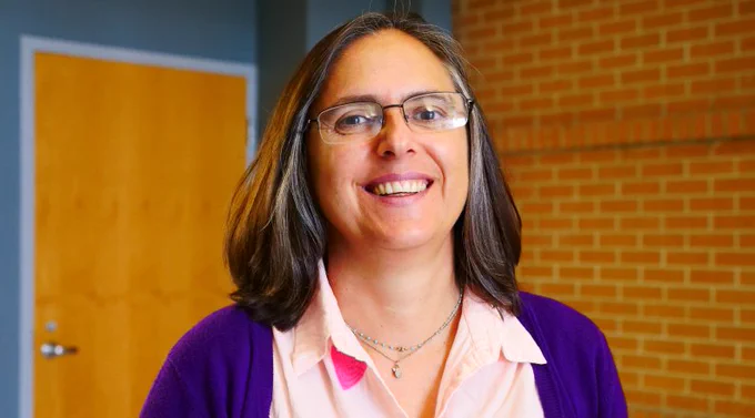 Associate Professor Isaura Simões, Ph.D. smiling at camera