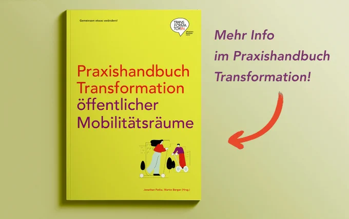 Text auf gelbem Grund: Mehr Info gibt’s im Praxishandbuch Transformation!
Pfeil führt zu
Buch mit Cover-Überschrift: Praxishandbuch Transformation öffentlicher Mobilitätsräume.
