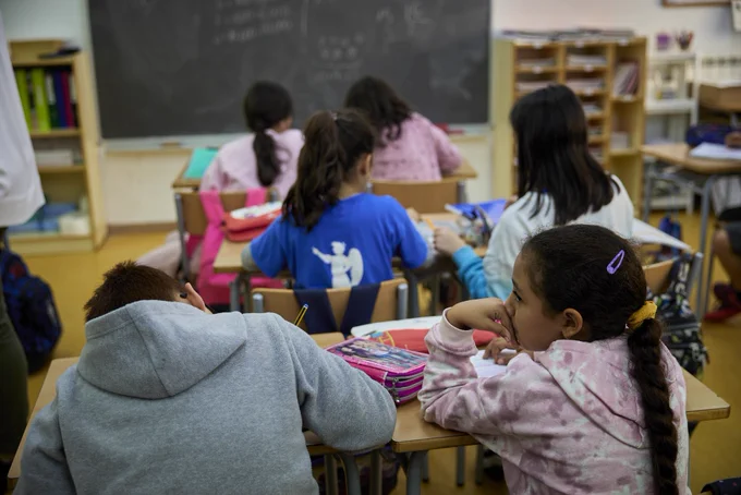 Imatge d’alumnes aprenent a una aula d’una escola de primària.