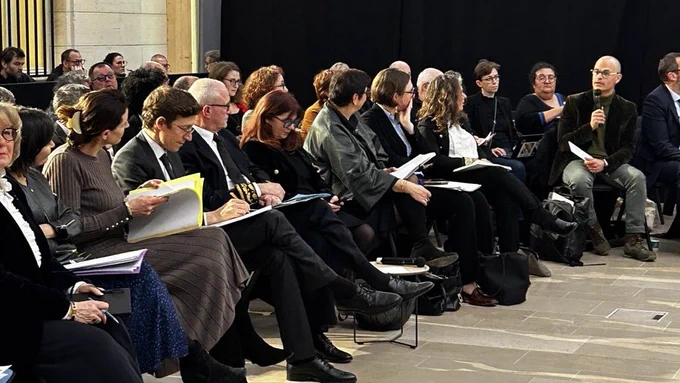 Photographie de la ministre aux côtés d’Edouard Geffray et de différentes personnes lors du comité de suivi pour l’école inclusive.