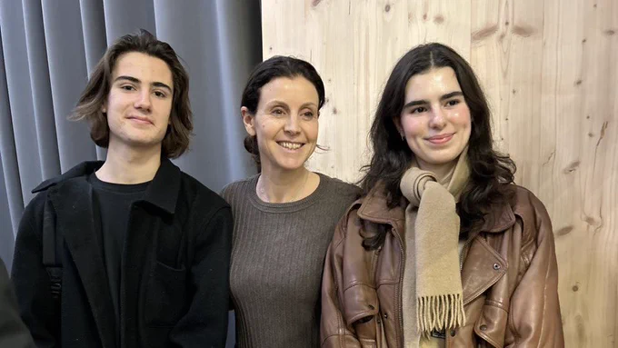 Photographie de la ministre aux côtés de deux personnes.