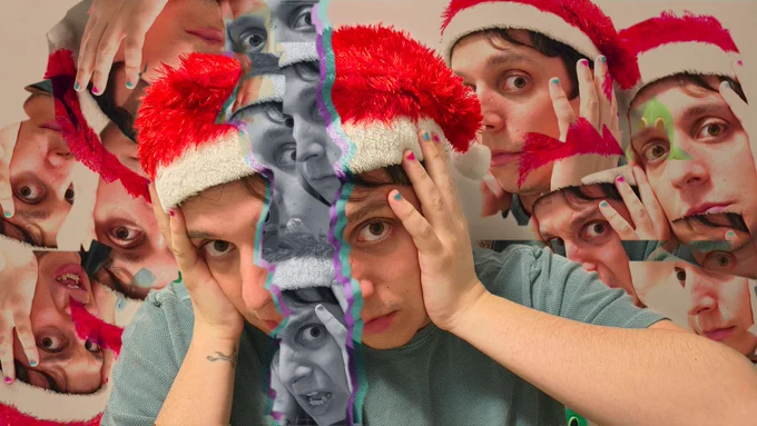 Muitas fotos de Lucas, atormentado, usando um gorrinho de papai noel e com as mãos no rosto. A foto central está rasgada ao meio, com mais fotos saindo da fresta em preto e branco...