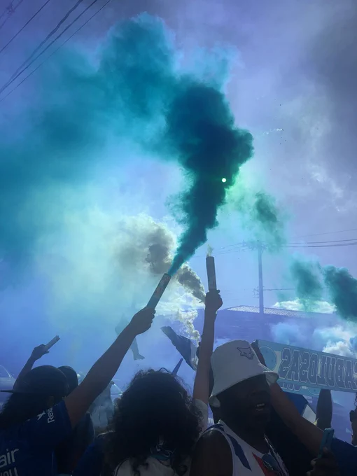 rapha na recepção do cruzeiro de garotas, levantando um bastão de fumaça