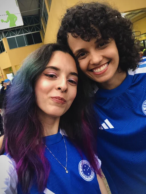 eu e a rapha numa selfie, estamos sorridentes e simpáticas vestidas de cruzeiro
