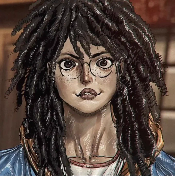Ilustração de Maria, uma pessoa parda com cabelo cacheado castanho escuro volumoso que vai um pouco abaixo dos ombros, além de olhos castanhos escuros, com um óculos de grau sobre eles. Ela veste uma camiseta branca com gola vermelha, com uma jaqueta azul com gorro amarelo por cima.