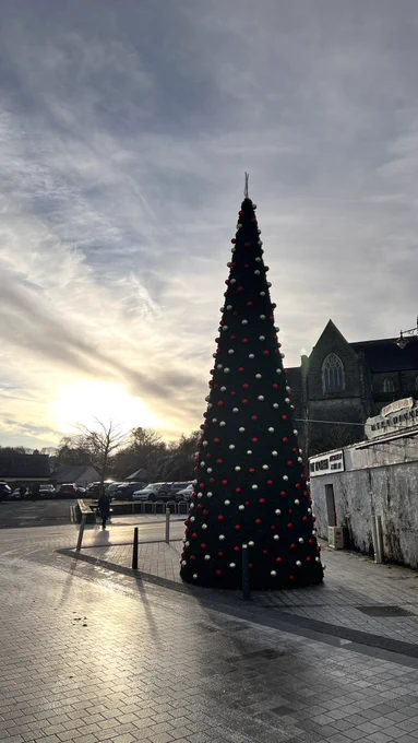“It’s beginning to look alot like Christmas…”. WOWW!! . What a “Wonderful Winter Solstice Sunrise..” at Bandon town in West Cork, Ireland during the Christmas season of 2025!