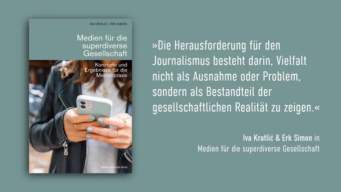 Das Bild zeigt eine Person, die ein Smartphone in den Händen hält und etwas darauf betrachtet.
