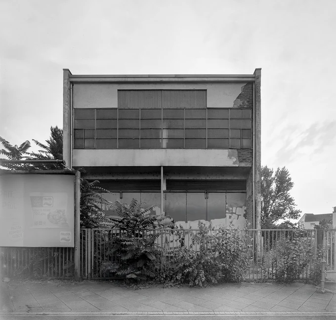 Trafostation von Architekt Max Cetto. Fotografie schwarzweiß analoges Großformat 4x5. Aufnahme: 8.10. 2023, Bilddatei: 312-P6-trafohaus-08-10-2023-co-c-k-6