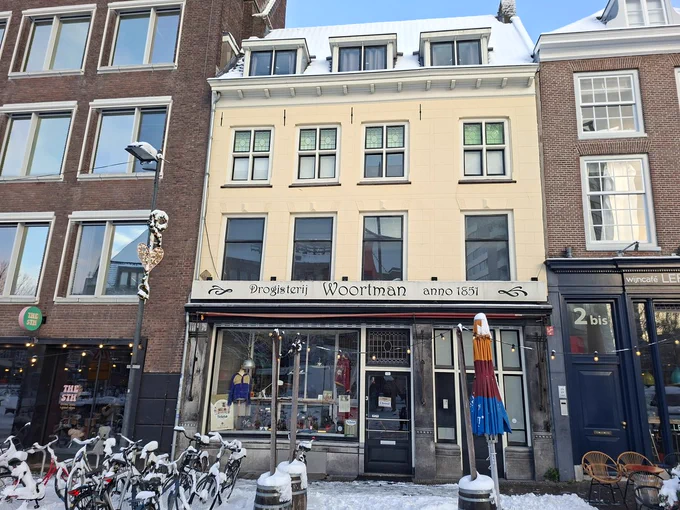 In het pand van de vroegere drogisterij Woortman zit nu een 2e-handswinkel.