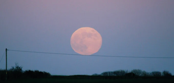 AH COOOLL!! . The 1st full moon (..Super Moon..) of 2026, called the “Wolf Moon” puts on a ‘dazzling display’ rising over Kinsale areas in West Cork , Ireland on the 1st Weekend of 2026 - 03/01/2026 around 4.40pm!