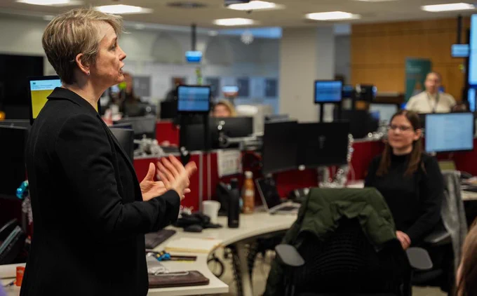 Photograph showing Foreign Secretary Yvette Cooper today talking to the FCDO staff working on the UK's response to the situation in Venezuela, including providing consular support to any British nationals requiring help or advice.