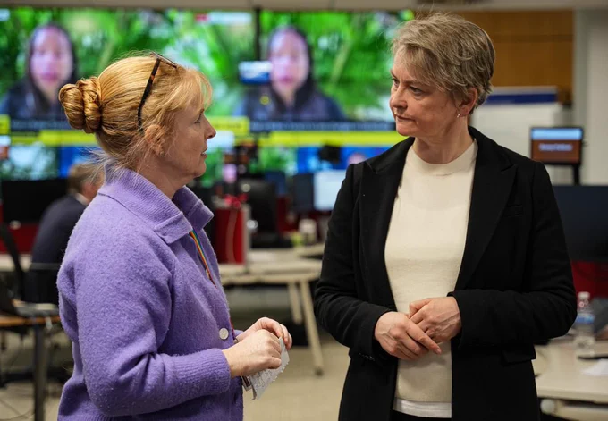 Photograph showing Foreign Secretary Yvette Cooper today talking to the FCDO staff working on the UK's response to the situation in Venezuela, including providing consular support to any British nationals requiring help or advice.
