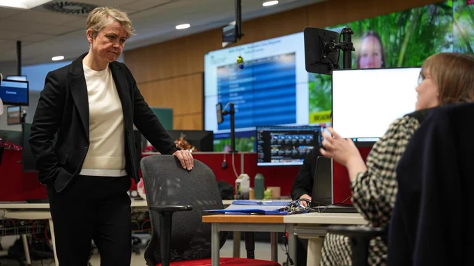 Photograph showing Foreign Secretary Yvette Cooper today talking to the FCDO staff working on the UK's response to the situation in Venezuela, including providing consular support to any British nationals requiring help or advice.