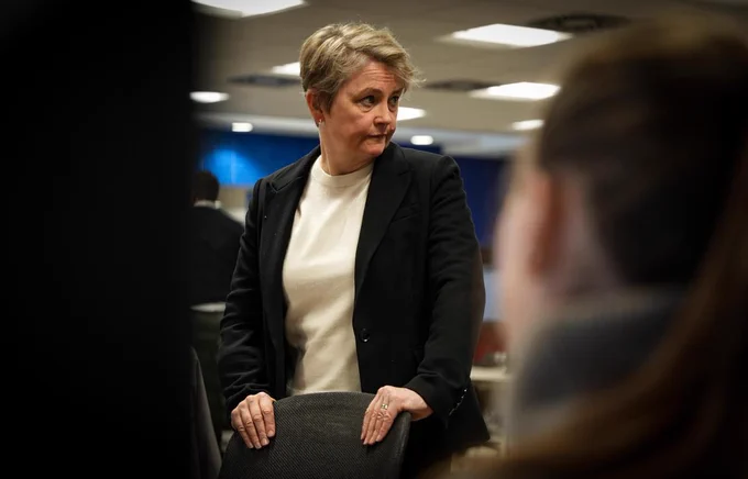Photograph showing Foreign Secretary Yvette Cooper today talking to the FCDO staff working on the UK's response to the situation in Venezuela, including providing consular support to any British nationals requiring help or advice.