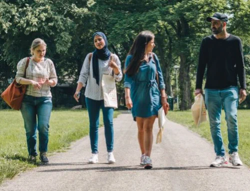Groepje mensen met diverse achtergronden tijdens een wandeling in de pauze.