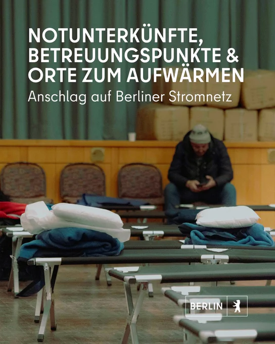 Text: Notunterkünfte, Betreuungspunkte & Orte zum Aufwärmen. Anschlag auf Berliner Stromnetz. 
Bild: Mann sitzend, in einer Notunterkunft.