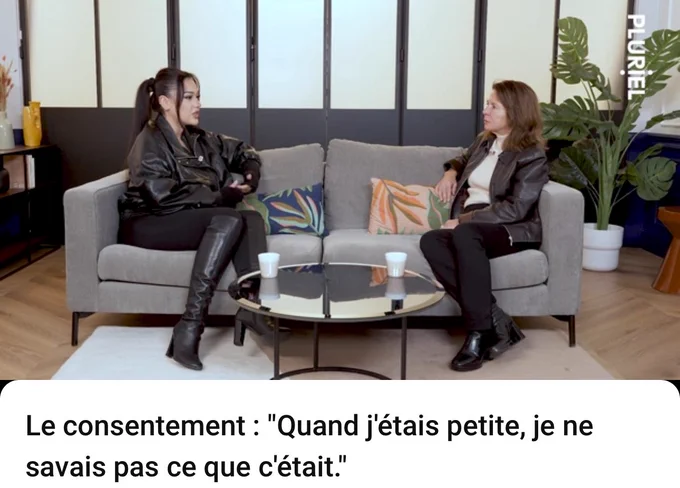 Sur un sofa, Mélissa Amneris et l’avocate, My-Kim Yang-Paya sont installées pour avoir une discussion sur le Consentement !