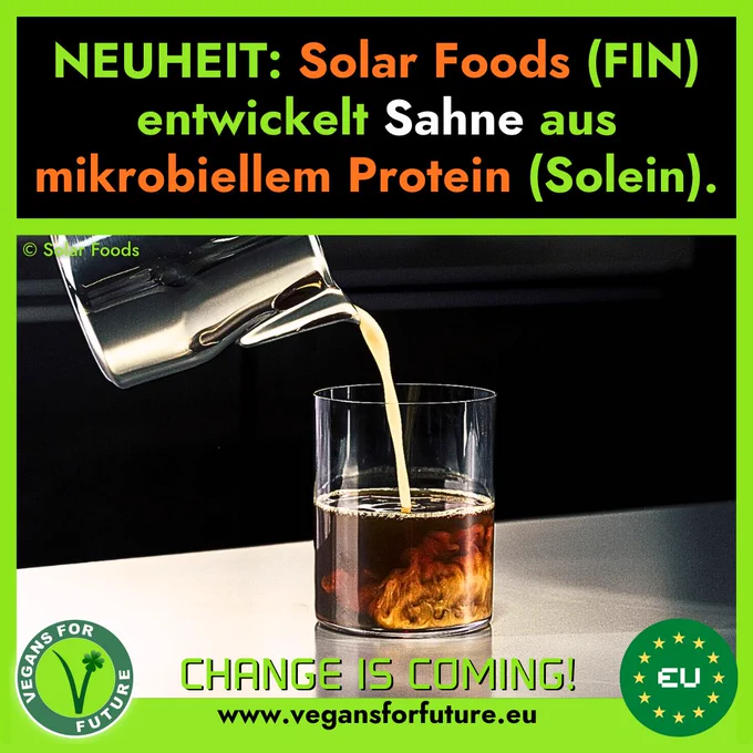 Text:
"Neuheit: Solar Foods aus Finnland entwickelt Sahne aus mikrobiellem Protein (Solein)."

Auf dem Bild sieht man eine Kanne mit der neuen Sahne, die in ein Glas mit Kaffee gegossen wird.