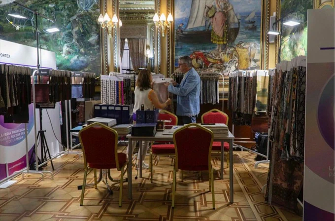 Personas en el interior en una pasada edición