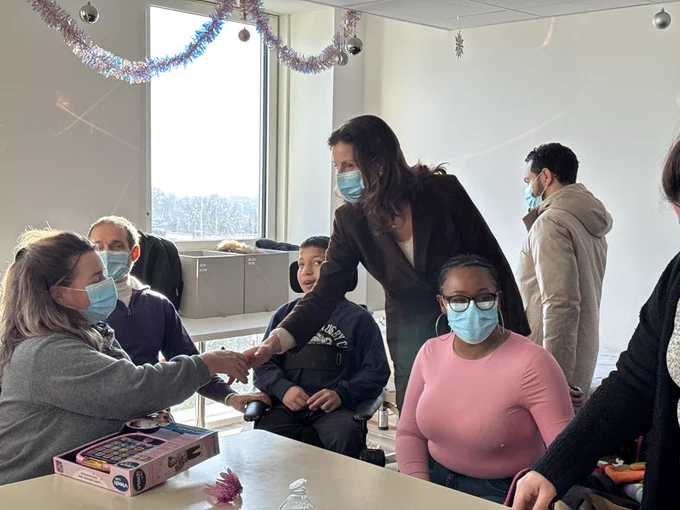 Photographie de la ministre serrant une main à une dame lors de sa visite à l’hôpital Simone Veil de Montmorency.