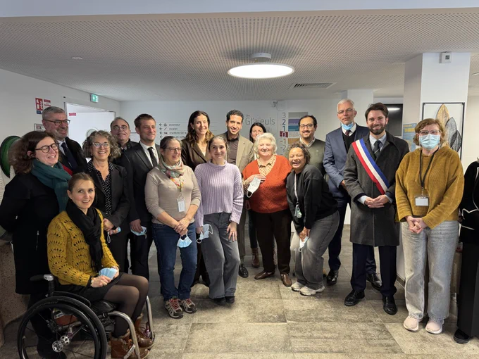 Photographie de groupe dans le hall d’entrée de l’hôpital Simone Veil de Montmorency.