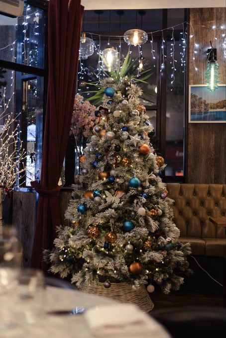 Christmas tree at a seafood restaurant called Matthew’s Kitchen Seafood Restaurant based in Whetstone, North London. Asking followers if they still have their Christmas tree up.
