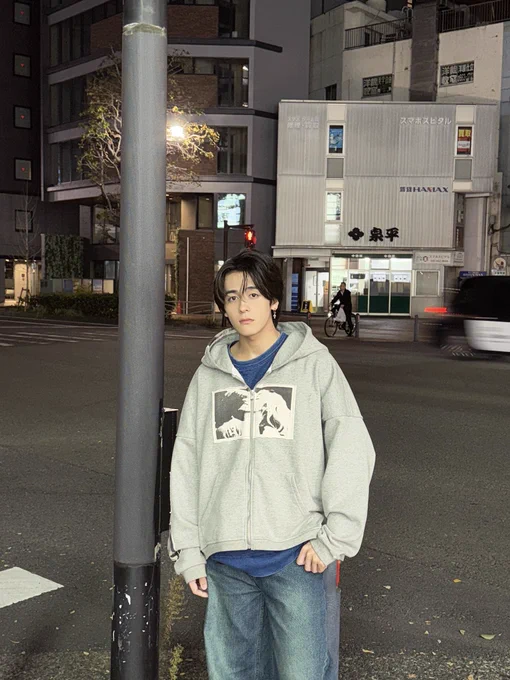 2025年、本当にありがとうございました。

昔からずっと「アイドルになりたい」って夢を持ってたけど、
正直、思ってた以上に壁が高くて
悩むことも、立ち止まることもたくさんありました。

そんな中でクロノ⭐️ジェネシスに加入させていただいて、
最初は
「はるくん、うたくん、かなとに認めてもらえるかな…」
って不安でいっぱいで、
毎日いろんなことを考えすぎてたのを今でも覚えてます。

でも3人が本当にたくさんのことを教えてくれて、
気づいたらその不安も少しずつ消えていました。

ダンスをやってきた自分にとって
“アイドルっぽく踊る”って想像以上に難しくて、
めちゃくちゃ悩んでた時に
はるくんがたくさんアドバイスしてくれて、
少しずつだけど改善できたと思ってます。

曲の振り、立ち位置、
歌いながら踊ることの大変さ。
アイドルの厳しさを一番実感した瞬間でした。

8/26のデビューの日。
本当に緊張しすぎて、正直ミスもいっぱいしてしまって…
でもステージから見えたオレンジ色のペンライトで
一気に不安が消えて
「楽しいライブ」に変わりました。

あれは、光らせてくれたファンのみんなのおかげです。
本当にありがとう😭🧡

最初は何もできなかった自分だけど、
この4ヶ月で少しは成長できたよね…？🥹

デビューしてまだ4ヶ月とは思えないくらい
たくさんの思い出でいっぱいで、
ALTを書いてる今も思い出して泣いてるのは内緒です😭

悩むこともたくさんあったけど、
ファンのみんながいてくれたから
ずっと楽しくライブができています。

本当にありがとう❗️

来年も俺から目を離さないでね。
ライブではかっこいい、それ以外は可愛い？甘々？
そのギャップをたくさん見に来てほしいな🫶
待ってるよ✋

はるくん、かなと、うたくん。
尊敬しかないです。
本当にありがとう❗️

新メンの4人も、これからよろしくね🎵
来年は
「推してて後悔しない」って思ってもらえるライブをすることを目標に
もっともっと頑張ります。

2025年、本当にありがとうございました❗️
来年もよろしくお願いします🙇✨