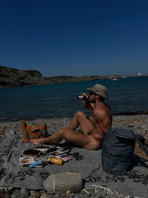 https://www.tumblr.com/malecelebritiesfeet/803451124738932736?source=share