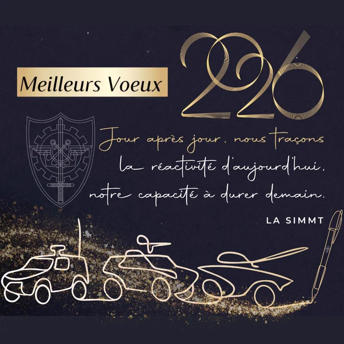 Carte de vœux de la SIMMT en français sur fond sombre, avec les mots "Meilleurs Vœux" sur un bandeau doré et "2026" écrit en grand en lettres dorées. À gauche, l'insigne de la SIMMT. Texte manuscrit : "Jour après jour, nous traçons la réactivité d'aujourd’hui, notre capacité à durer demain." En bas, dessins stylisés dorés de trois véhicules militaires et un stylo, avec des touches de paillettes dorées.