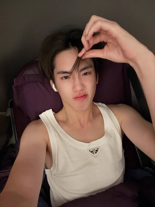 หนุ่มตี๋จิ้มลิ้มปัญญากุล เกิดมาพร้อมกับความสมบูรณ์แบบ หน้าหวานผิวขาวเนียนราวหิมะ อมชมพูหน่อยๆ มีกระและไฝเพิ่มเสนห์บนหน้าได้อย่างดี มีลักยิ้มบุ๋มที่นางฟ้ามอบให้ ตาแป๋วกับปากรอยยิ้มรูปหัวใจที่ส่งให้ความน่ารักเกินต้านทาน ทุกอย่างมาบรรจงอธิบายคำว่าเจ้าชายน้ำแข็งได้อย่างดี เด็กน้อยที่ความพยายามไม่น้อยไปกว่าใคร เห็นทุกการเติบโตในทุกครั้งที่ได้ดู นักร้องเสียงนุ่มและเจ้าชายไม่ต่างไปจากหน้า หูเคลือบทองทุกครั้งที่ฟัง และเปร่งประกายบนเวทีได้ราวกับมีสปอร์ทไลท์ของตัวเอง เป็นคนพูดน้อยดูนิ่งแต่ก็พร้อมสนุกไปกับเพื่อนถ้าพลังงานมากพอ และรั่วได้เกินจะจินตนาการเรียกได้ว่าตลกหน้าตายและทำให้ทุกคนเอ็นดูได้ในทุกการขยับตัว ดูเป็นคนมีโลกส่วนตัวแต่ก็พร้อมเปิดรับทุกความรักที่ทุกคนมอบให้ เป็นที่รักของผู้คนรอบตัว เรียกได้ว่าเติบโตมาอย่างดี และพร้อมให้ทุกคนตกหลุมรักได้ตั้งแต่เด็กยันโต