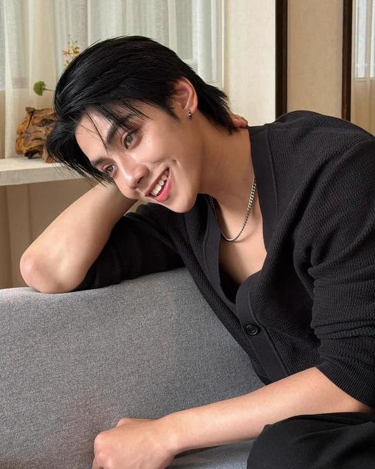 หนุ่มใต้ผิวแทนที่จริงใจ ตาโต ปากสวย มีนางฟ้าจิ้มแก้มบุ๋มให้ตอนเกิด สูง180 ตัวหนา ไหล่กว้าง พระเจ้าตั้งใจปั้นสุดๆ ทุกอย่างเสริมสร้างคำว่าหล่อได้อย่างสมบูรณ์แบบ มีไฝดวงเล็กใต้ตาที่เพิ่มเสนห์ได้อย่างน่าเหลือเชื่อ ถึงจะเป็นมักเน่ตัวโตแต่ก็มีนิสัยที่เรียกมักเน่ได้อย่างเต็มภาคภูมิ เพราะเป็นเด็กน้อยน่ารัก ซื่อๆตรงๆกับความรู้สึก อ่อนไหวกับทุกๆความสัมพันธ์ ใส่ใจทุกคนรอบกาย และพร้อมให้ใจทุกคนรอบตัว เป็นคนเก่ง เรียนรู้ไว ความตั้งใจเป็นเลิศ มาพร้อมกับความสามารถรอบด้าน มีเสียงอันเป็นเอกลักษณ์ไม่ว่าจะร้องก็ลื่นหูหรือแร็ปก็น่าฟัง เป็นที่สุดด้วนการเต้นและการโปรยเสนห์ การเล่นหน้าเล่นตาที่ดึงดูดทุกสายตา มาพร้อมกับคิ้วอันเป็นอาวุธลับที่สามารถควบคุมได้ดั่งใจนึก เรียกได้ว่าเติบโตมาอย่างดี เป็นที่รักของทุกคน และพร้อมให้ทุกคนที่พบเจอได้ตกหลุมรัก