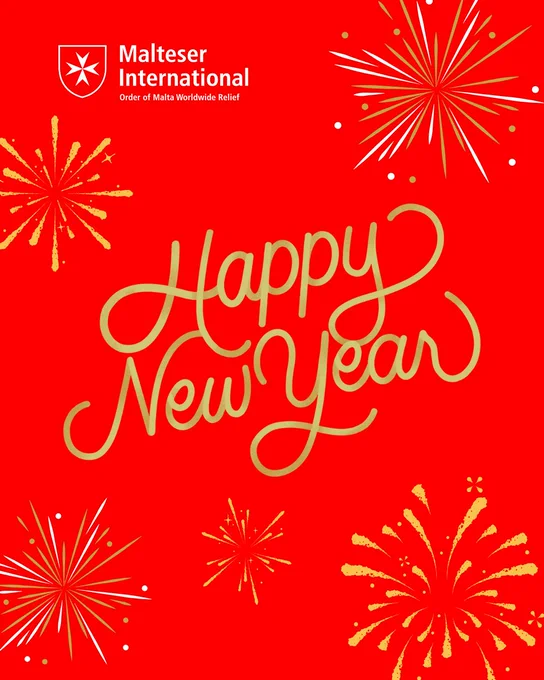 Auf dem Bild sind glänzende, rote Feuerwerkskörper und die Aufschrift "Happy New Year" auf hellrotem Hintergrund.