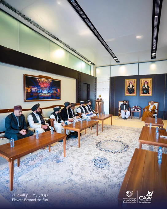 صورة يظهر فيها رئيس هيئة الطيران المدني وبجانبه من اليمين معالي وزير النقل والطيران الأفغاني وعدد من المسؤولين من الجانب الأفغاني خلال اللقاء