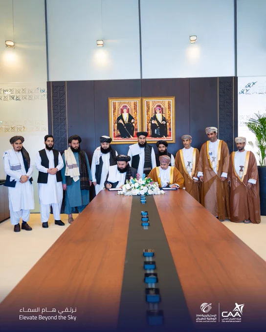 صورة يظهر فيها رئيس هيئة الطيران المدني وبجانبه من اليمين معالي وزير النقل والطيران الأفغاني خلال توقيع محضر الاتفاق ومن خلفهم عدد من المسؤلين من الجانبين