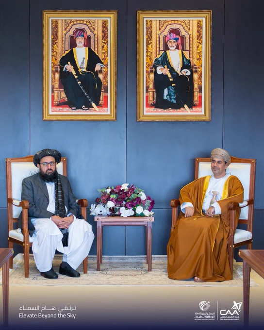 صوره يظهر فيها سعادة المهندس رئيس هي الطيران المدني وبجانبه من اليمين معالي وزير النقل والطيران الأفغاني خلال اللقاء