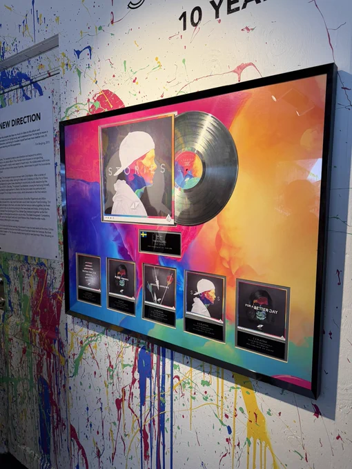 Exposition murale à l’Avicii Experience montrant un disque vinyle encadré Stories