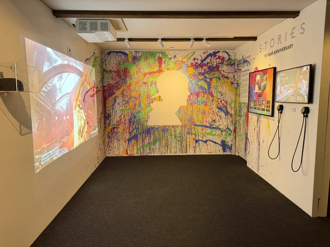 Salle immersive de l’Avicii Experience avec des murs couverts de peinture colorée